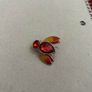 Women’s vintage Avon bee brooch Beautiful colored gemstones. Vintage signed Avon